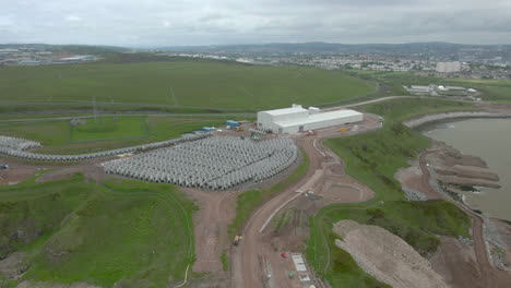 Una-Vista-Aérea-Del-Exterior-De-Una-Planta-De-Hormigón-En-Nigg-Bay,-Aberdeenshire,-Que-Muestra-Tetrápodos-De-Hormigón-Alineados-En-Almacenamiento-Exterior