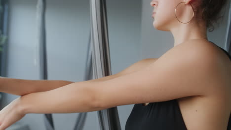 mujer practicando yoga aéreo