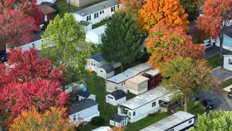 Parque-De-Casas-Rodantes-En-Otoño