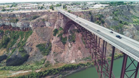 Langsame-Abwärtsneigung-über-Der-Perrine-Memorial-Bridge-Und-Dem-Snake-River-Canyon-In-Twin-Falls,-Idaho-Im-Sommer