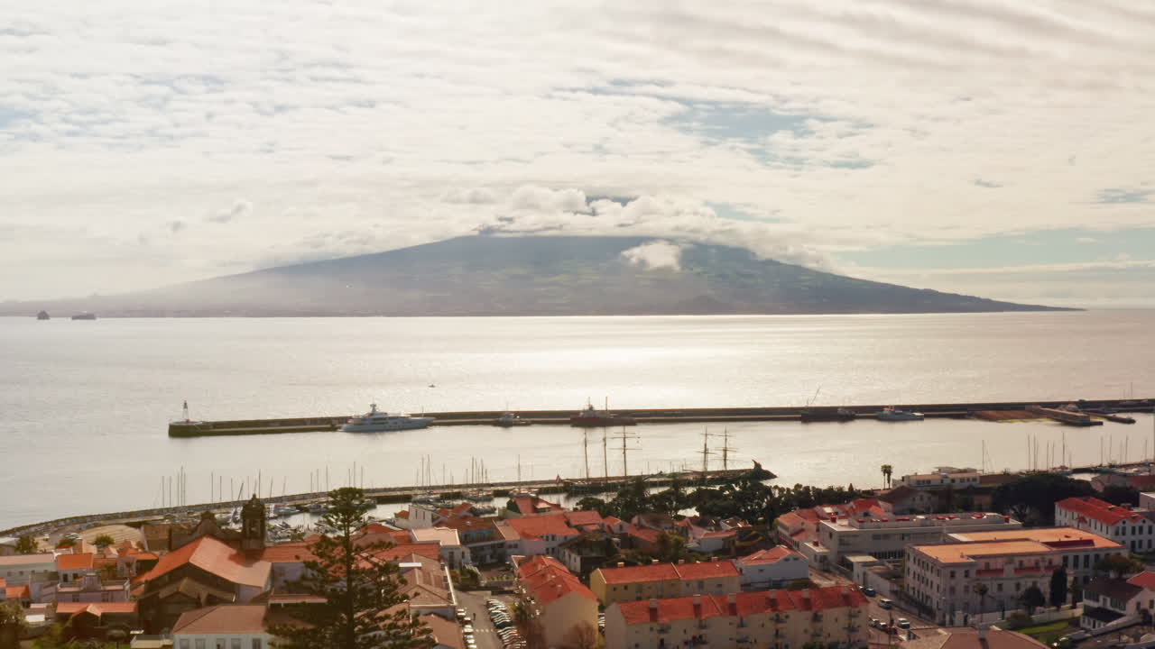 fotografía aérea del volcán pico desde la isla de faial en las azores, portugal