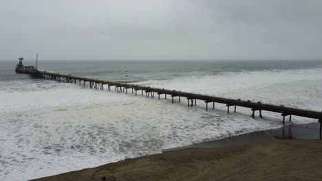 Drohnenvideo-Von-Einem-Pier-Am-Strandufer