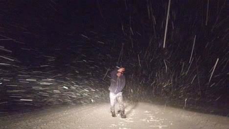 persona caminando durante una tormenta de nieve