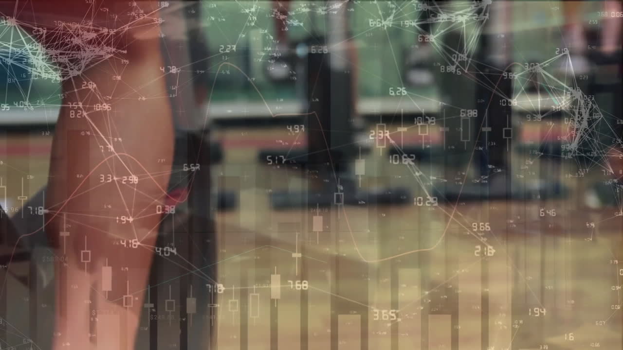 animación de conexiones y procesamiento de datos financieros sobre diversas personas que hacen ejercicio en el gimnasio