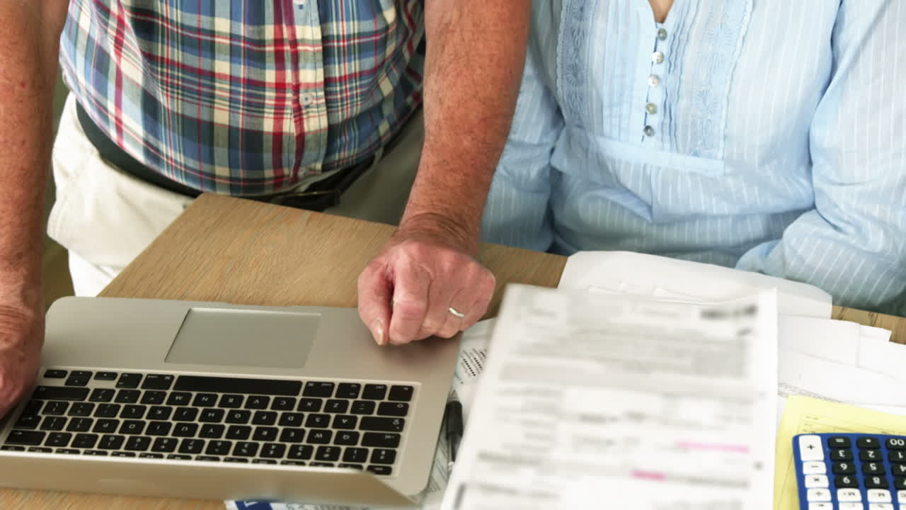 la gente vieja controlando las facturas.