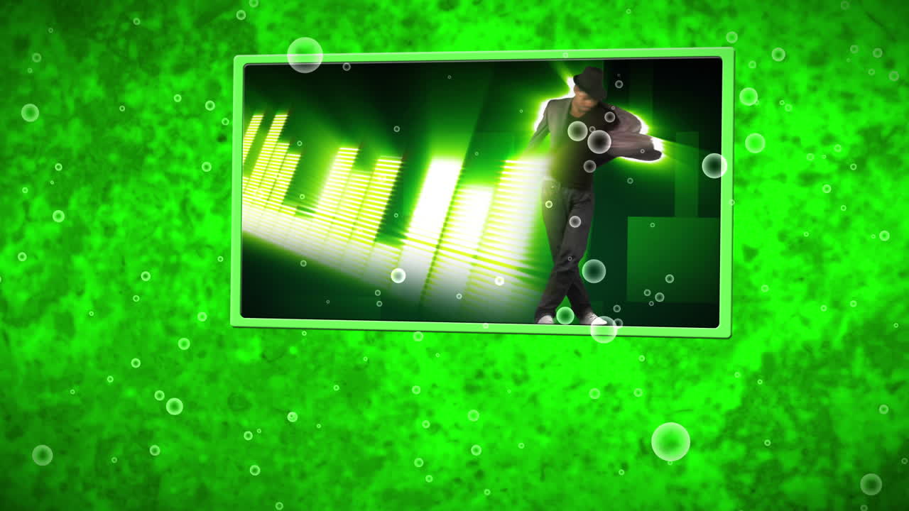 personas disfrutando de un montaje musical en el fondo cambiante de neón