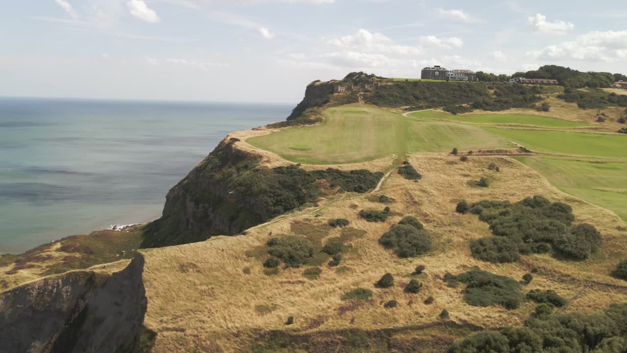 Luftfoto med drone av kystlinjen ved Ravenscar med grønne jorder og hav