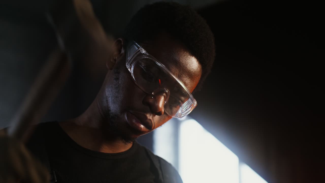 soldador negro en el trabajo