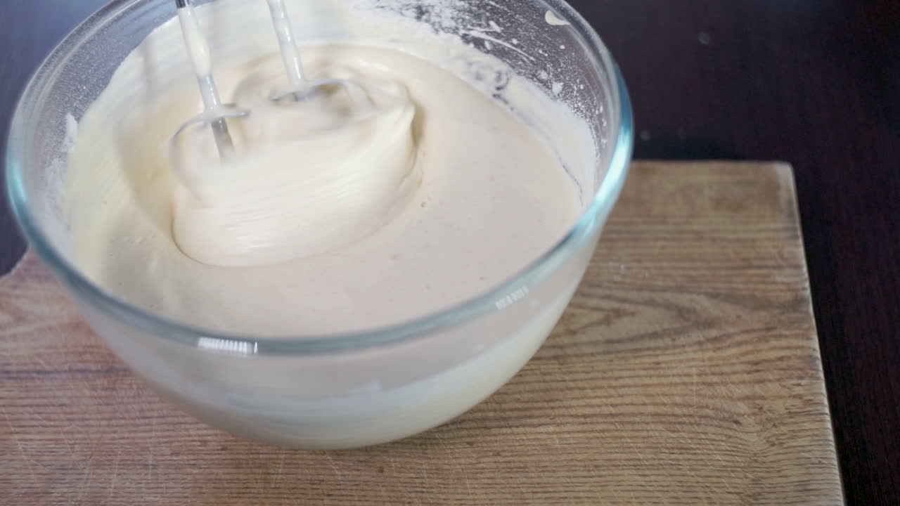 пекарь получает смеситель из теста. процесс замешивания теста