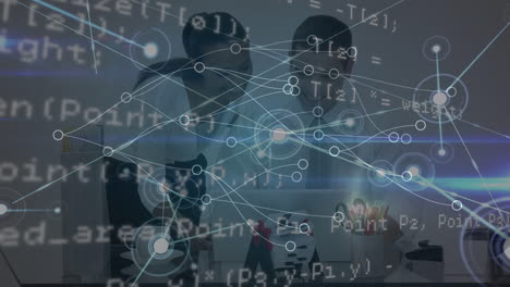 animación de la red de conexiones y procesamiento de datos sobre diversas personas de negocios en la oficina
