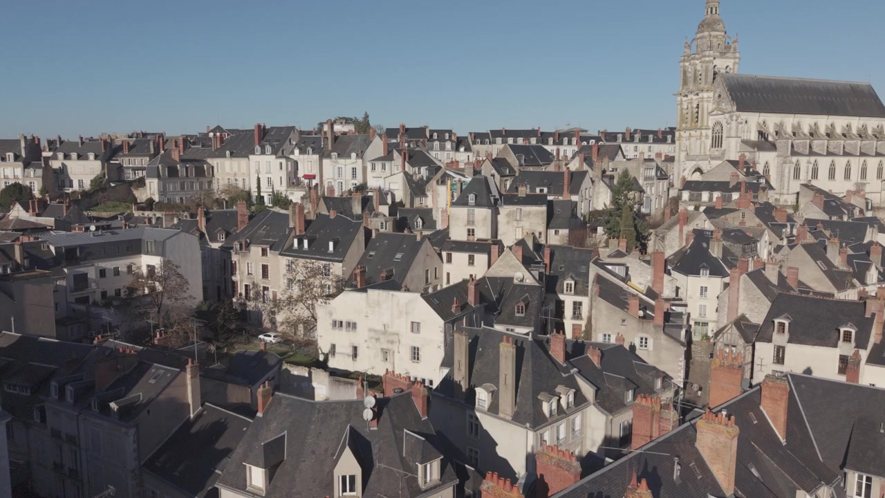 Una vista aerea ravvicinata sui tetti di Blois verso l'alta torre della sua cattedrale nella Valle della Loira