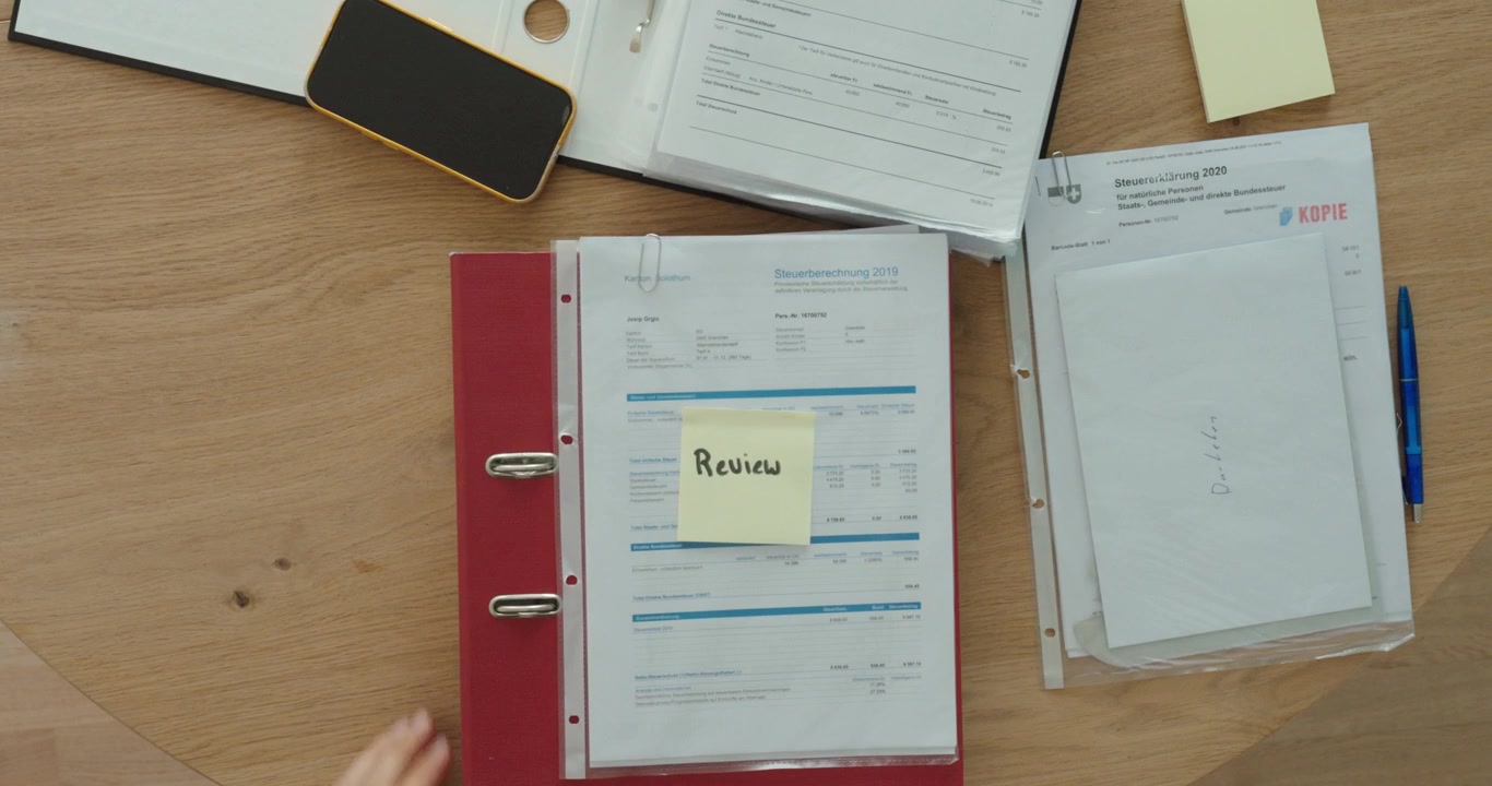Applicare una nota adesiva di revisione a documenti aziendali per una verifica successiva. Ideale per l'organizzazione dell'ufficio, la gestione dei documenti, la contabilità e i concetti di flusso di lavoro.