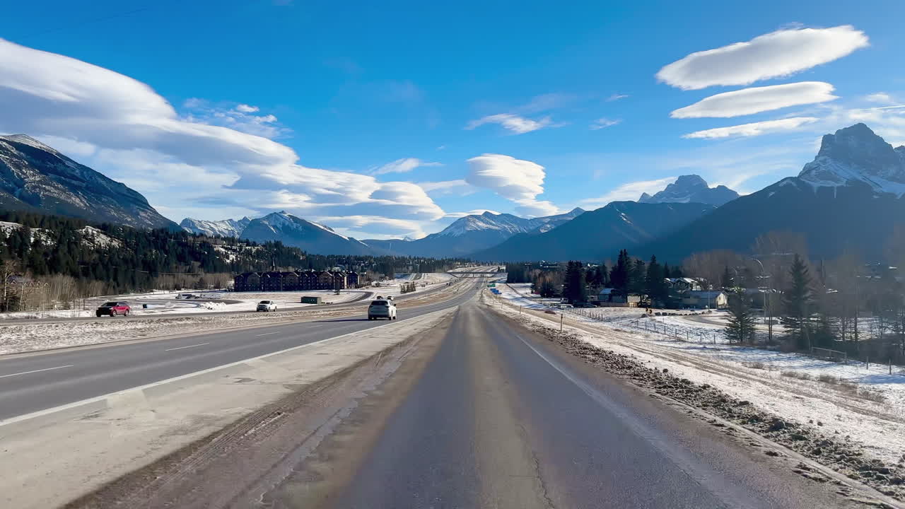 캔모어 (canmore) 근처의 산으로 운전합니다.