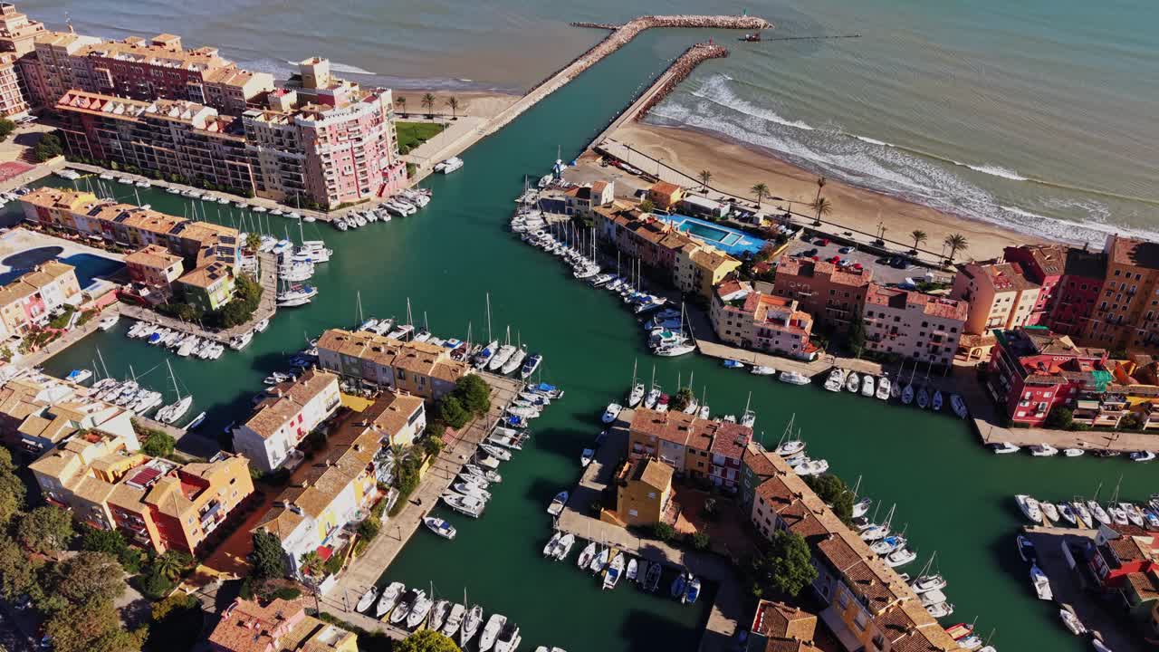 Vista di un porticciolo turistico in Spagna con barche ed edifici sul lungomare