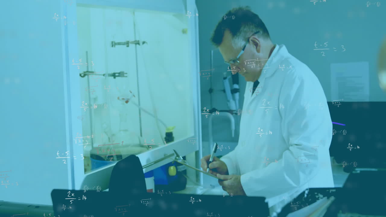 animación de una fórmula matemática sobre un científico caucásico que trabaja en un laboratorio