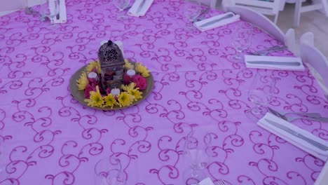una mesa puesta para una boda