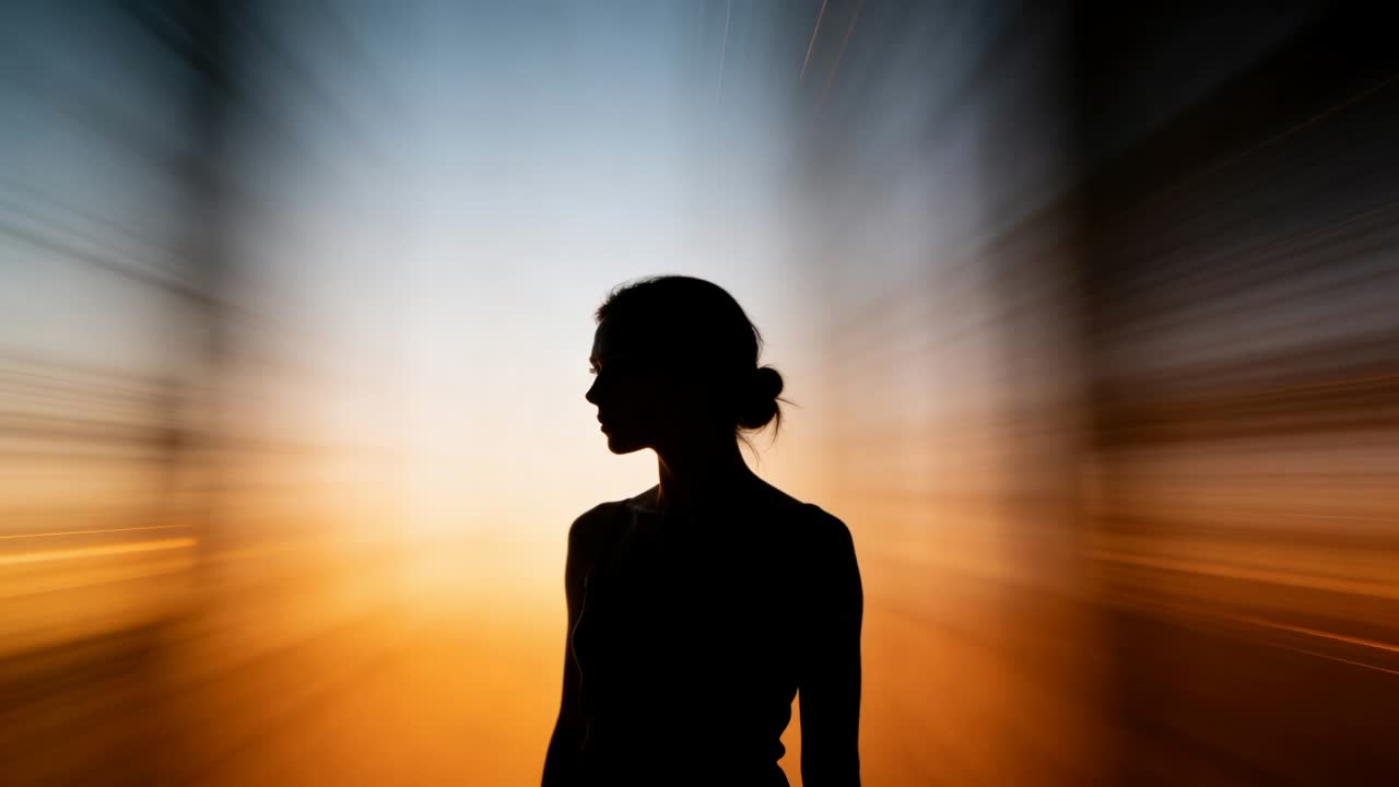 Mujer de pie con perfil izquierdo al amanecer, la cámara haciendo zoom con desenfoque radial, encuadrando la figura a contraluz