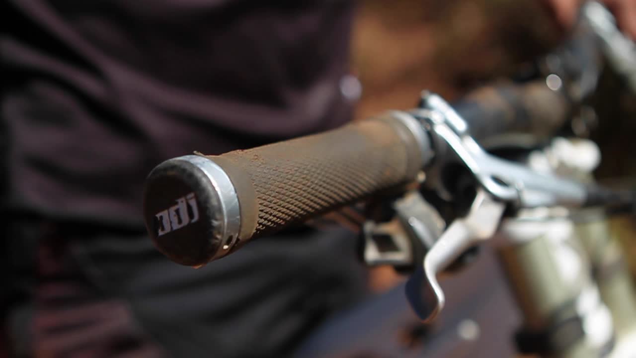 primer plano de los frenos de agarre del ciclista