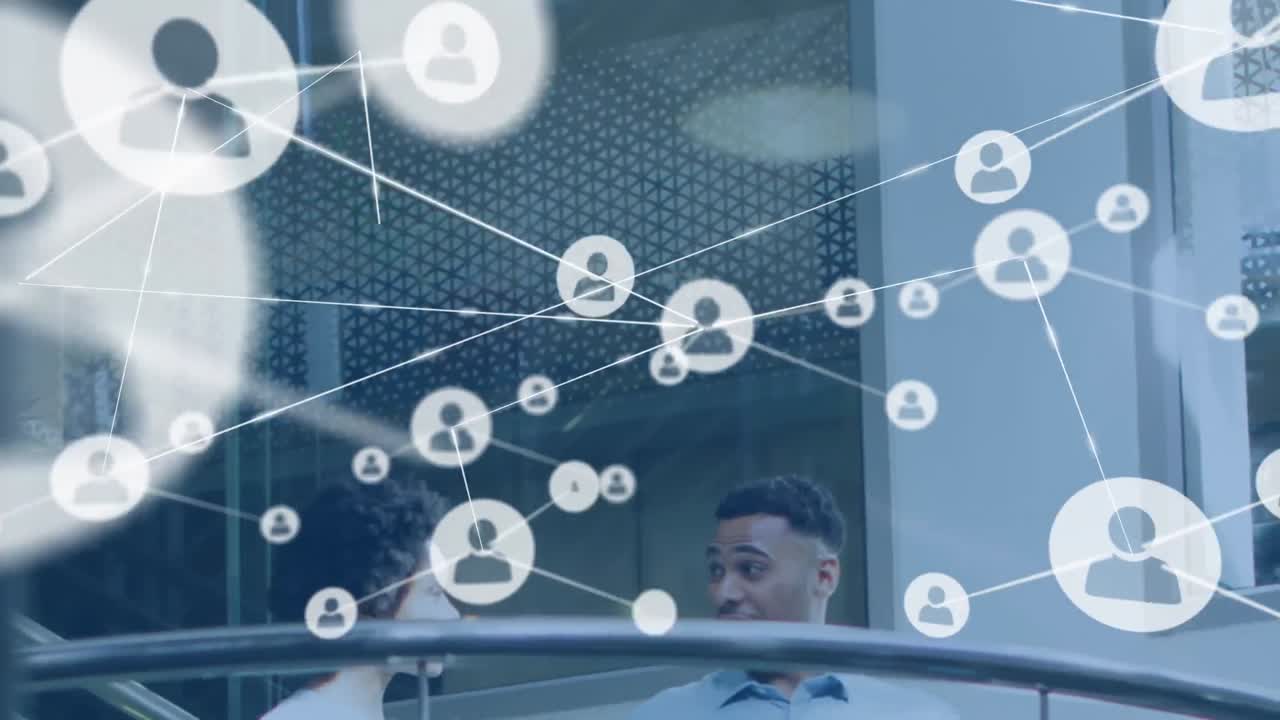 animación de una red de iconos de perfil sobre diversos hombres y mujeres discutiendo en las escaleras de la oficina.
