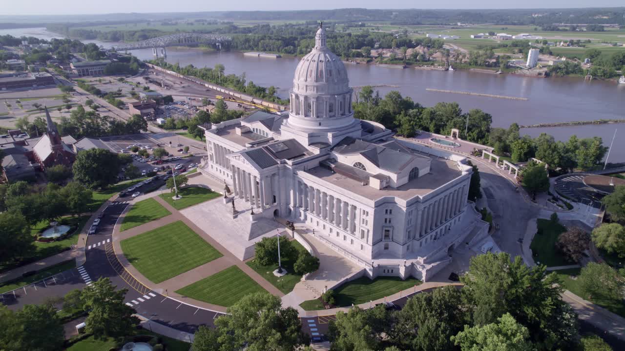 Witness the grandeur of the Missouri State Capitol building and its impressive dome with breathtaking aerial shots.