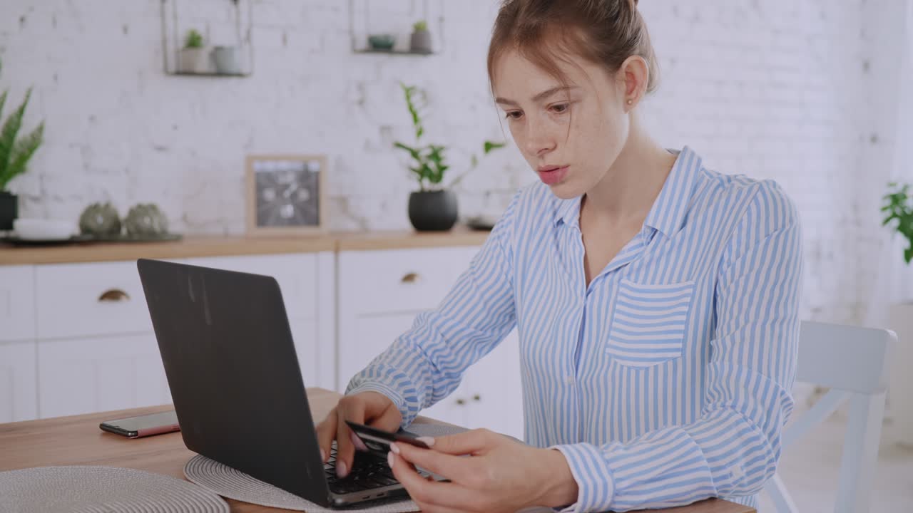 여성이 집에서 청구서를 지불합니다.