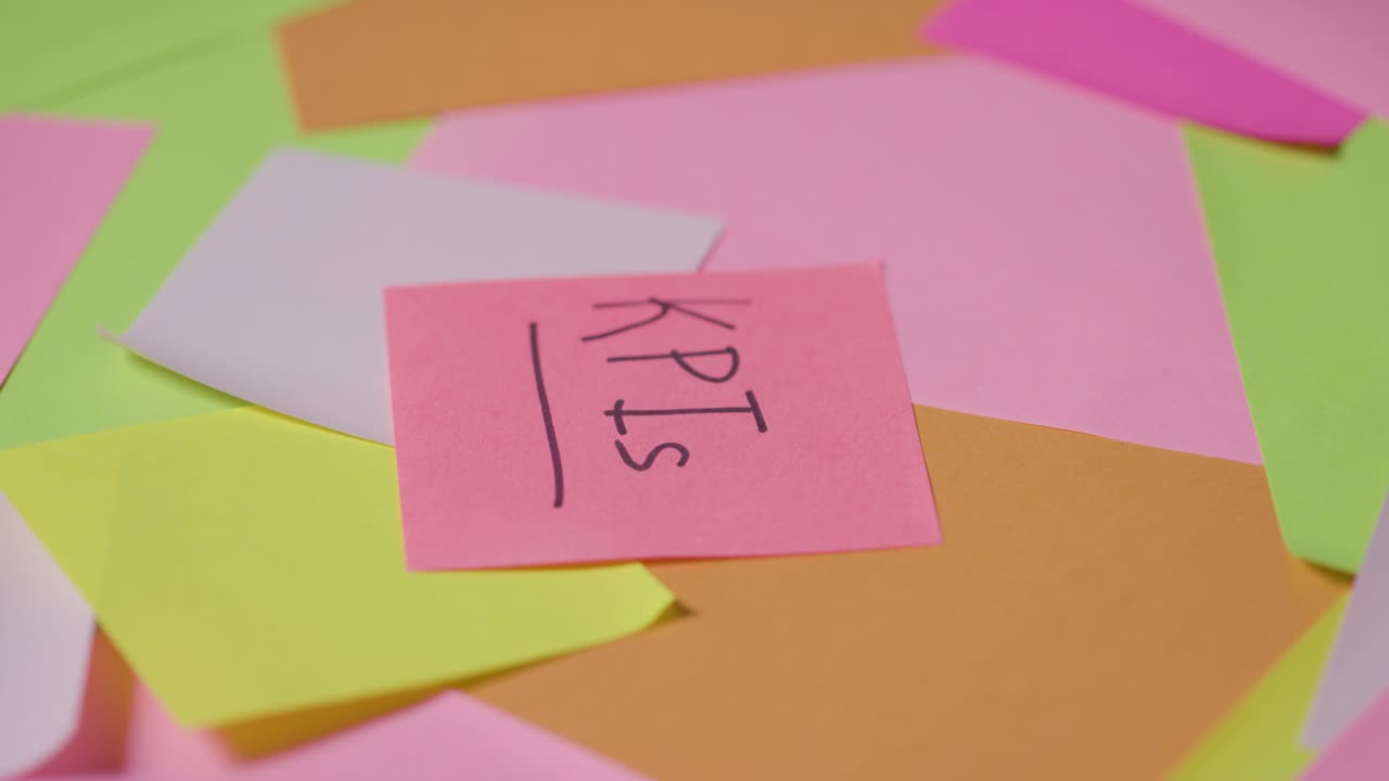 concepto de negocio de notas adhesivas giratorias con kpis escrito en la nota superior 2