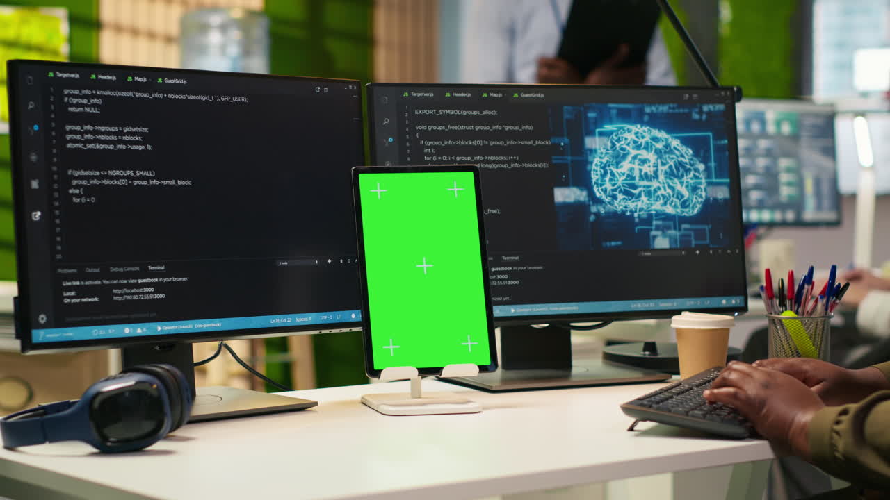 Amministratore che utilizza un tablet con schermo isolato per programmare algoritmi di IA e fare il debug del software.
