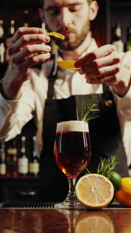 un camarero preparando un cóctel en un bar