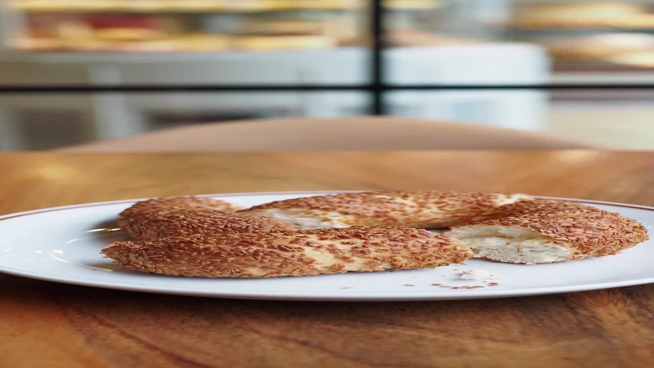 simit turco en un plato