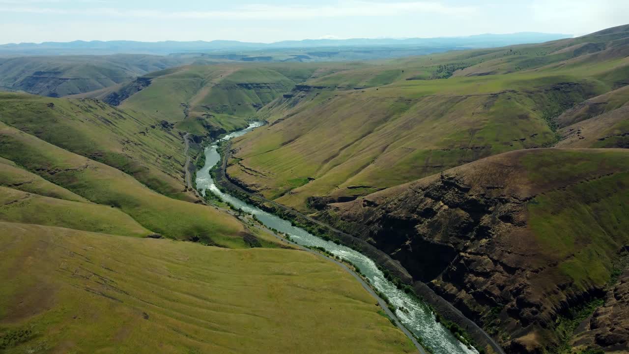 US, Oregon, Maupin, Deschutes River, 2025-05-08 - Drone view of the Deschutes River in north central Oregon in spring time with green high desert fields