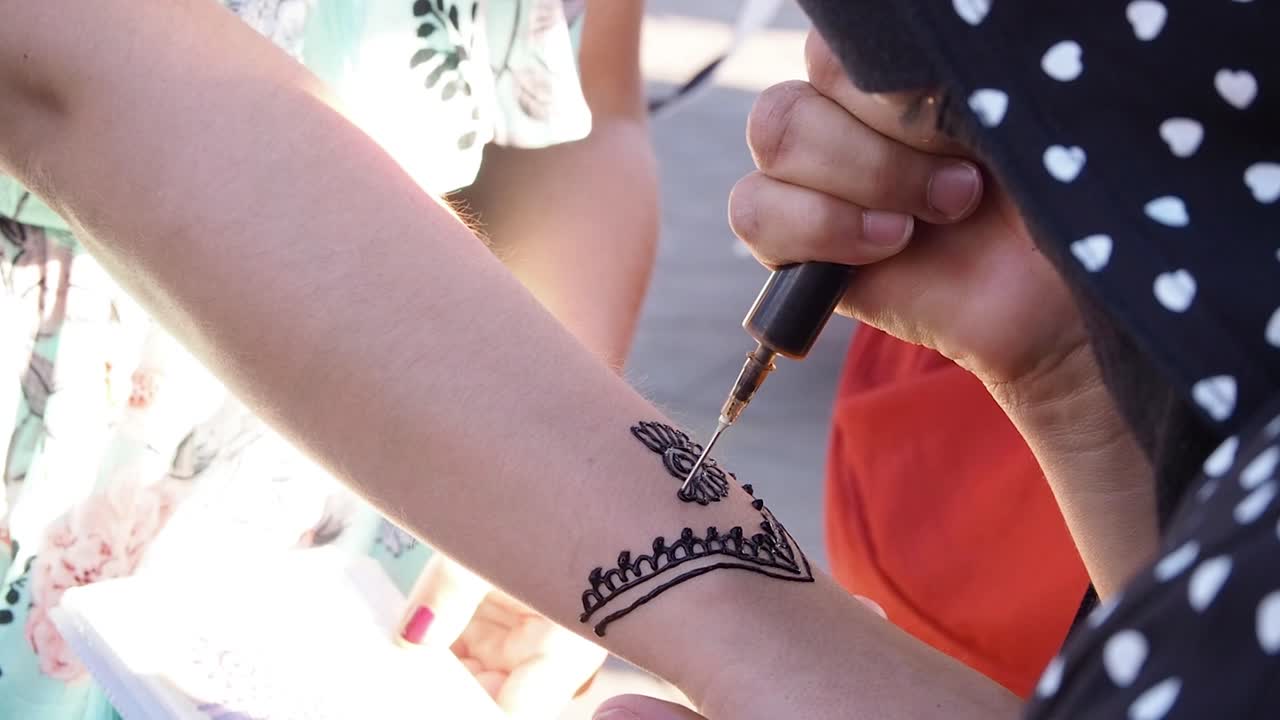 imágenes en 4k de un tatuaje tradicional de henna en las calles de marrakech