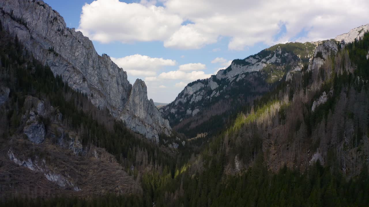 imágenes aéreas del valle de la montaña en polonia, región de zakopane