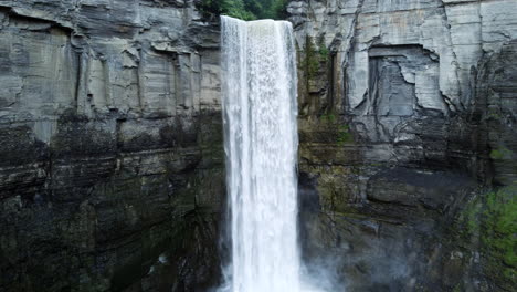 Volando-Hacia-Las-Cataratas-Taughannock---Ubicadas-En-Ulysses,-Ny,-La-Cascada-Y-El-Desfiladero-Forman-Parte-De-Un-Valle-Colgante