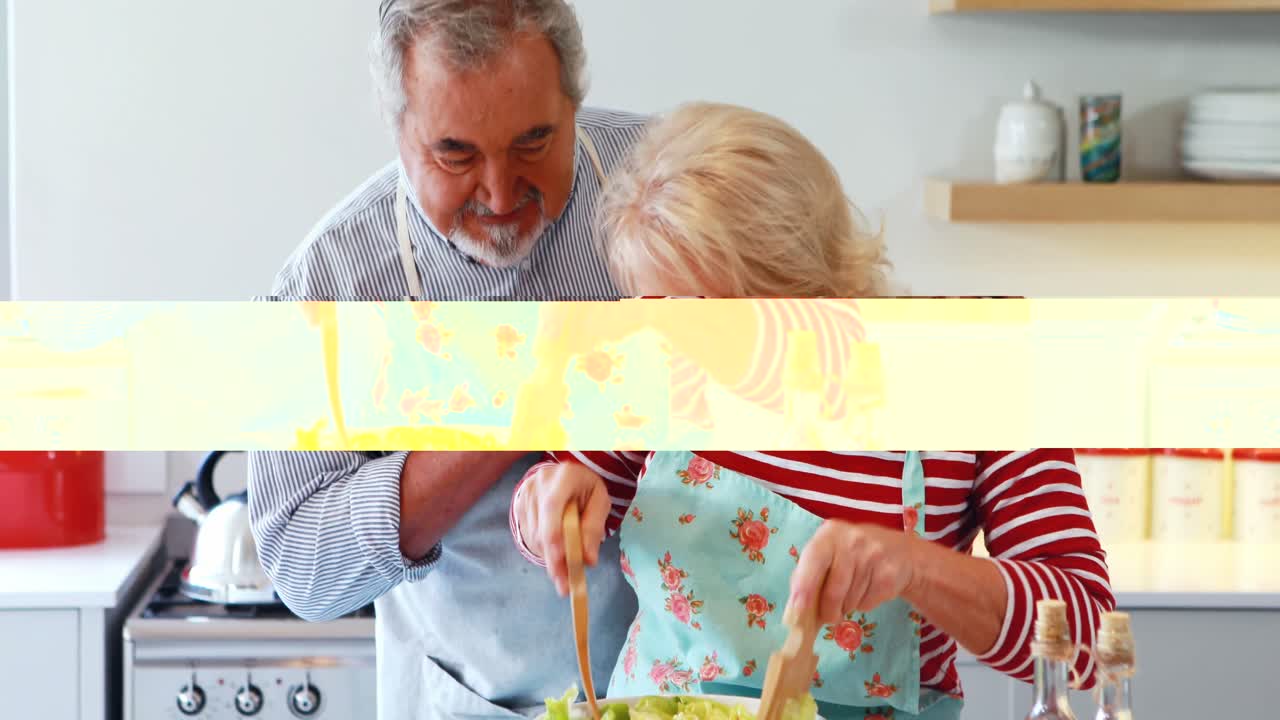 pareja preparando ensalada en la cocina