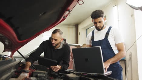 técnicos de reparación de automóviles que trabajan en un vehículo