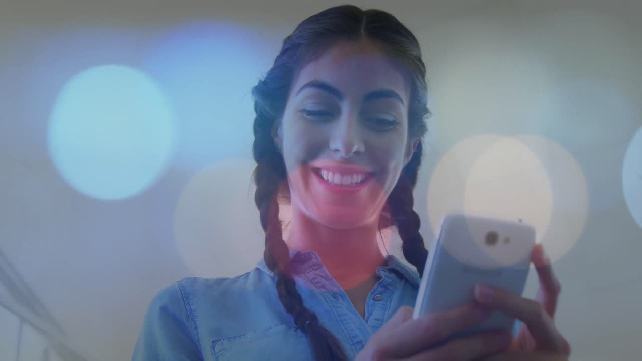 animación de una mujer de negocios latina usando un teléfono inteligente sobre las luces de la ciudad