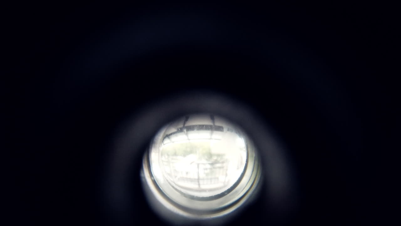 agujero espía en la puerta de la habitación del hotel