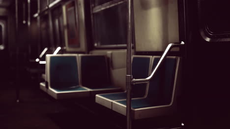 interior vacío del vagón del metro
