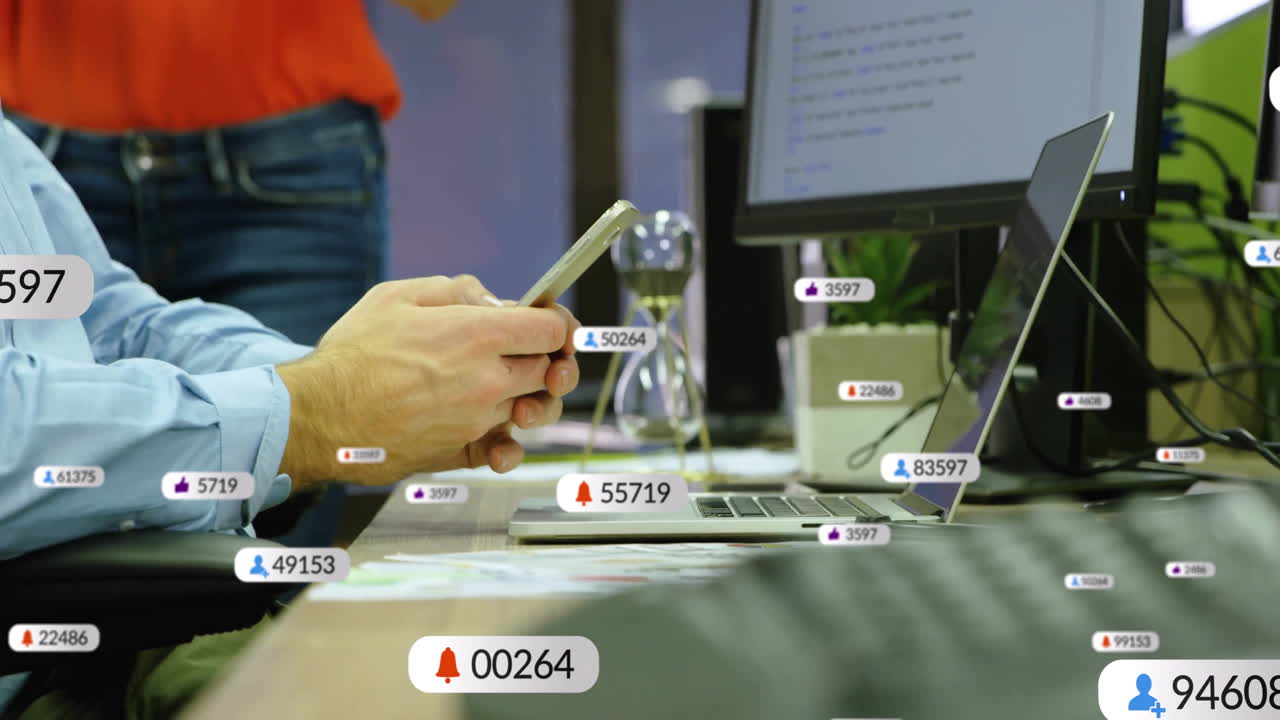 анимация икон социальных сетей с цифрами над кавказским бизнесменом, использующим смартфон