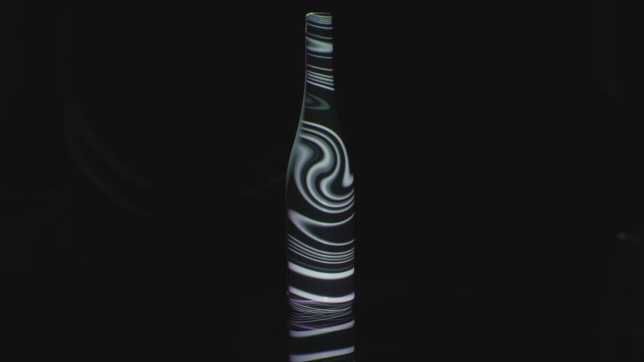 una botella con remolinos proyectados en ella