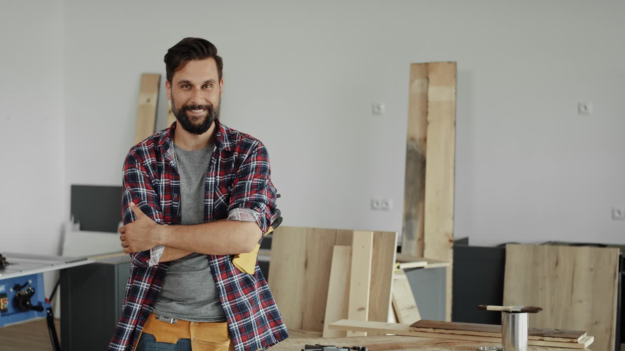video del carpintero de retratos en el lugar de trabajo