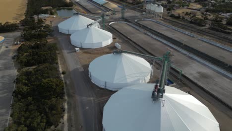 Toma-Aérea-De-Arriba-Hacia-Abajo-De-Grandes-Silos-Para-Almacenamiento-De-Granos-En-El-Campo-De-Australia-Occidental