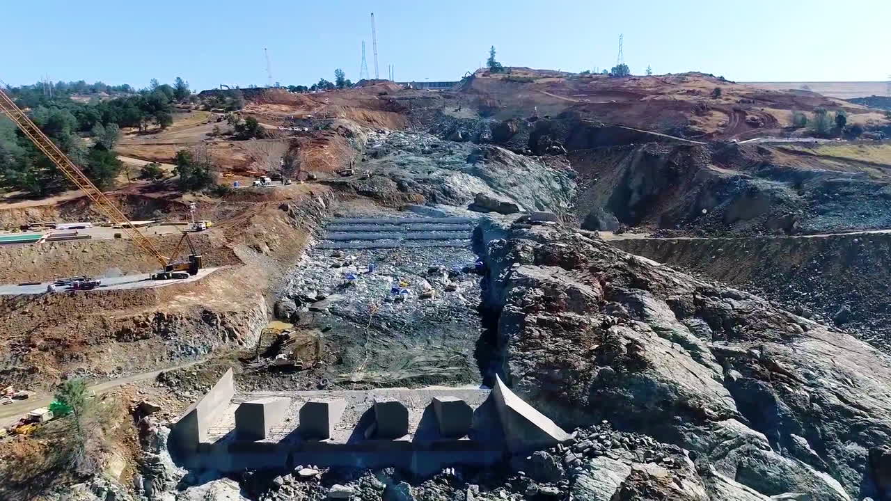 antena de trabajadores y equipos en el sitio de construcción de un nuevo aliviadero en la represa de oroville california 9