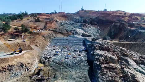 antena de trabajadores y equipos en el sitio de construcción de un nuevo aliviadero en la represa de oroville california 9