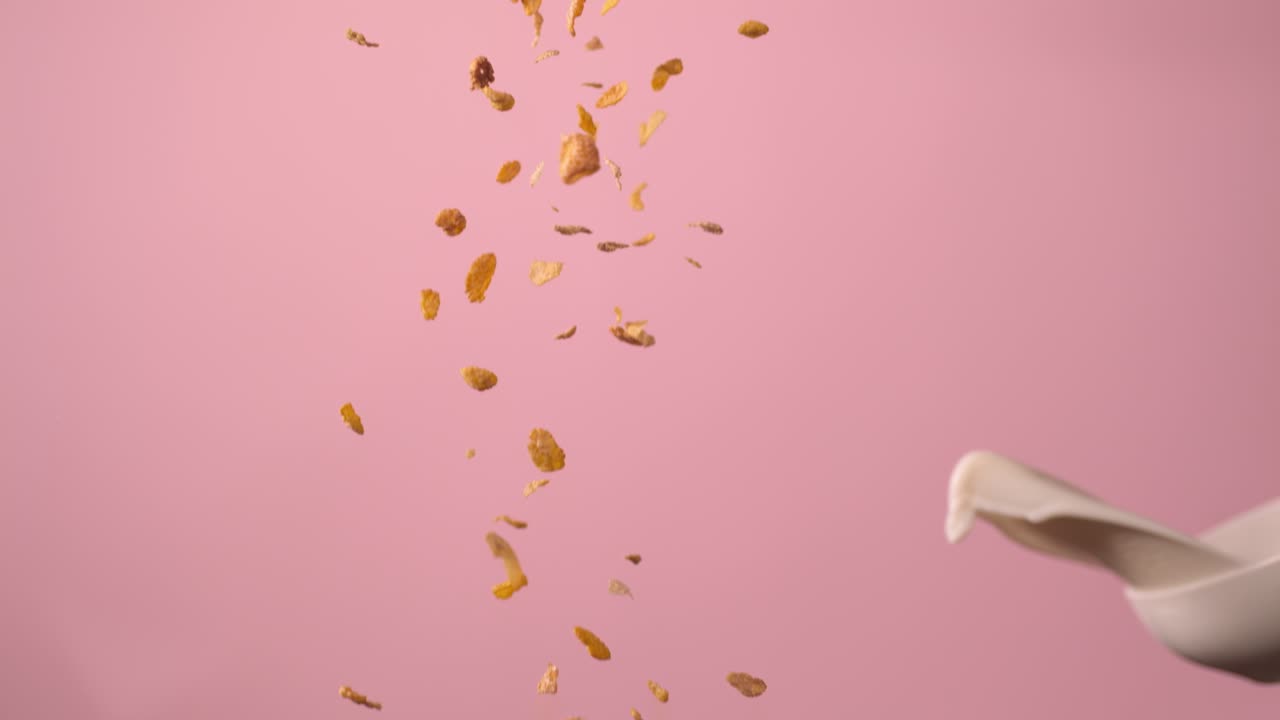 백인 한 사람 이 우유 한 그 을 곡물 의 어리 들 에 던져 놓는다