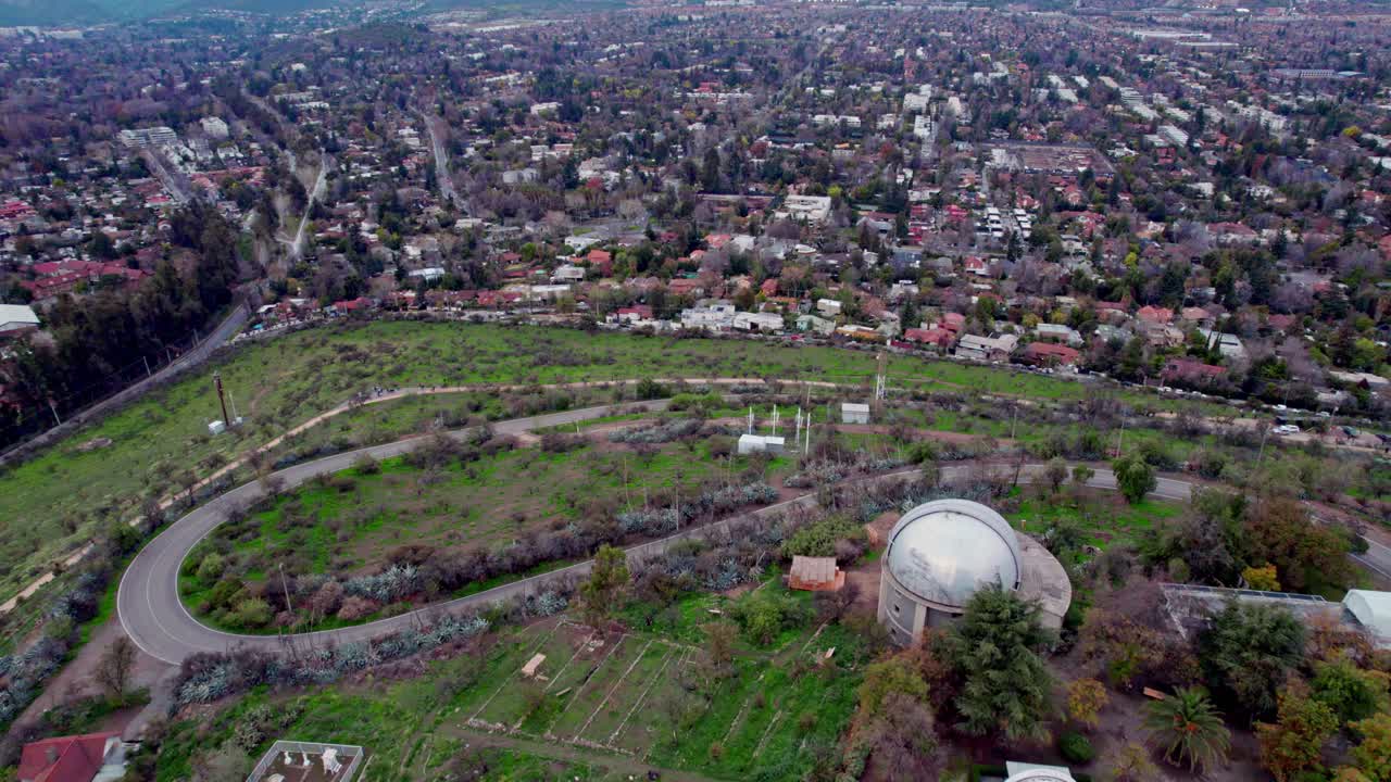 vista aérea de dolly en el parque observatorio cerro calan en las condes, chile