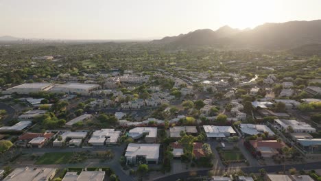 Drohnenaufnahme-Des-Wohlhabenden-Viertels-Paradise-Valley-In-Arizona-Bei-Sonnenuntergang-In-Den-USA