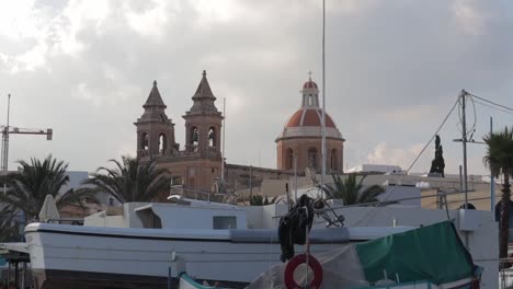 Marsaxlokk,-Malta-–-Panoramablick-Auf-Den-Hafen-Von-Marsaxlokk-Mit-Booten-Der-Insel