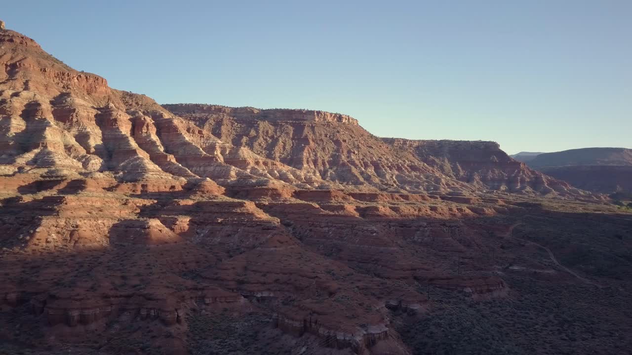 toma aérea de seguimiento hacia atrás del paisaje fuera del parque nacional zion, utah