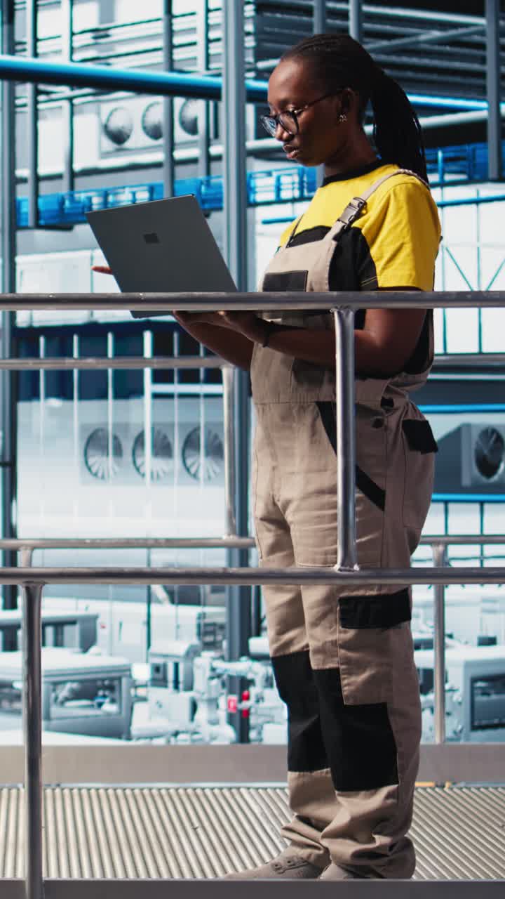 Vertikal video: Ingeniørteam fra smart solcellefabrik gennemgår systemets ydeevne